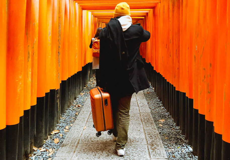 Probeetle - Ein Mann mit Koffer geht durch den "Tunnel", orangefarbener Rauch